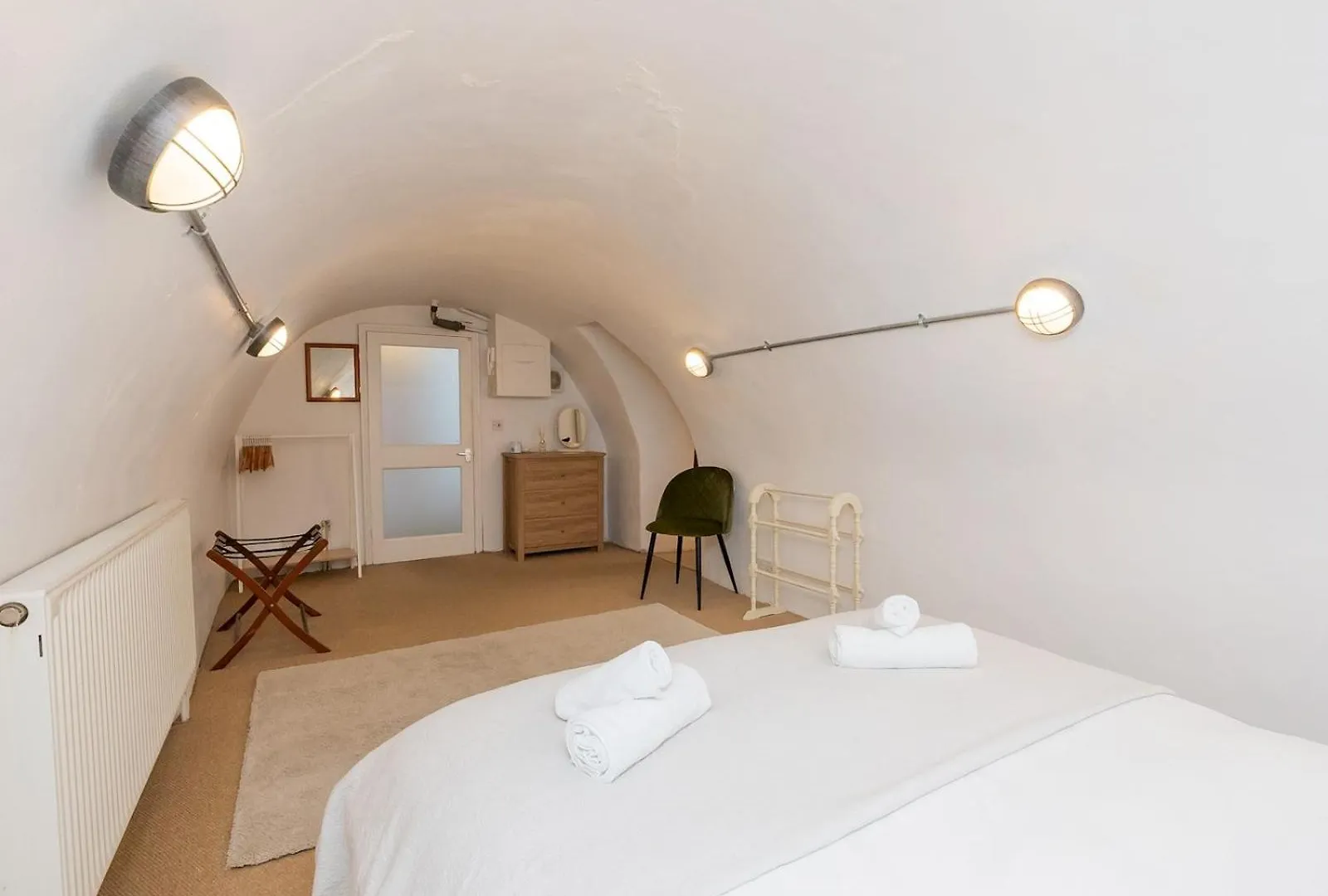 Pass The Keys Central Courtyard Apartment Bath 0*,  Birleşik Krallık