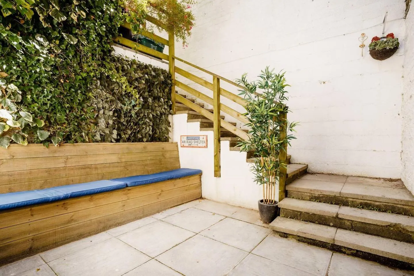 Pass The Keys Central Courtyard Apartment Bath