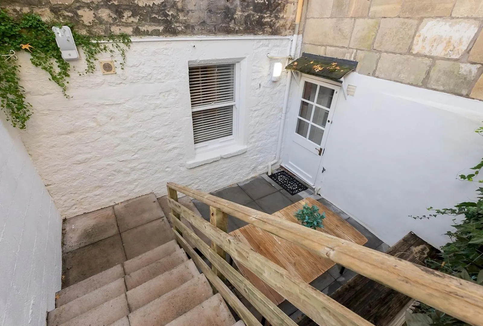 Pass The Keys Central Courtyard Apartment Bath