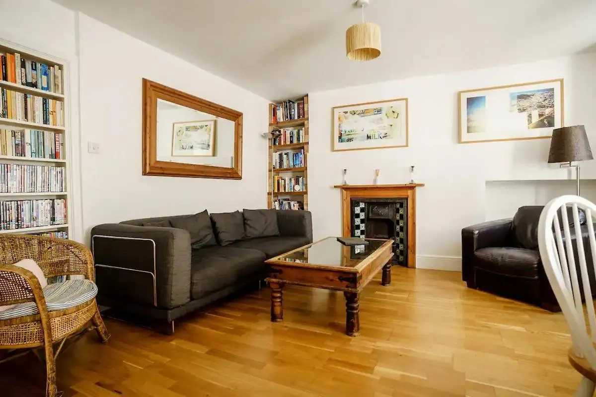 Pass The Keys Central Courtyard Apartment Bath 0*,