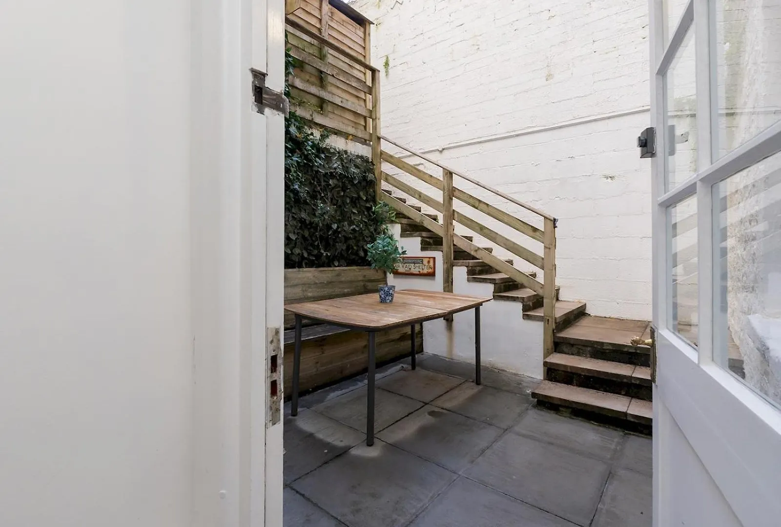 Pass The Keys Central Courtyard Apartment Bath
