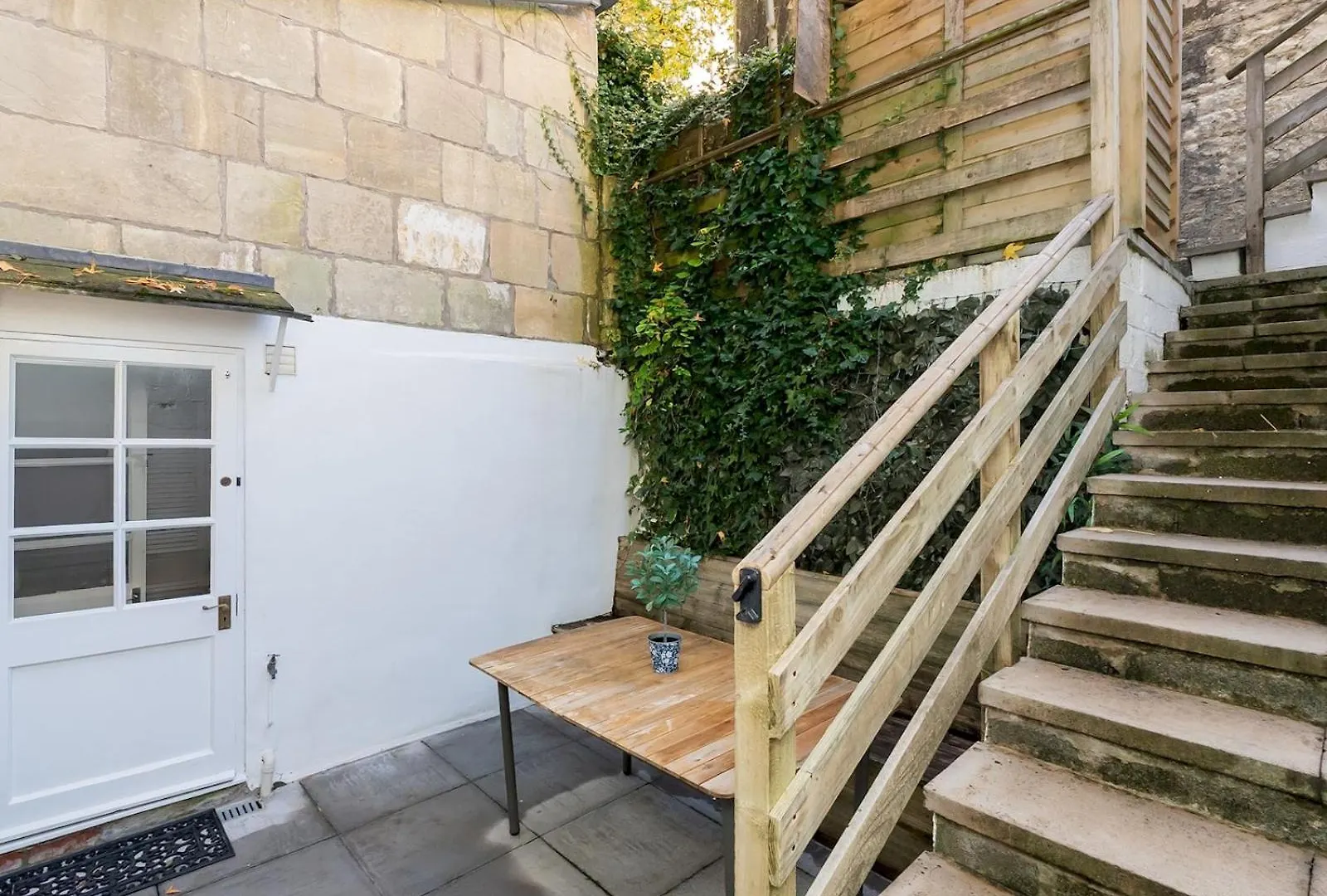 Pass The Keys Central Courtyard Apartment Bath 0*,  United Kingdom