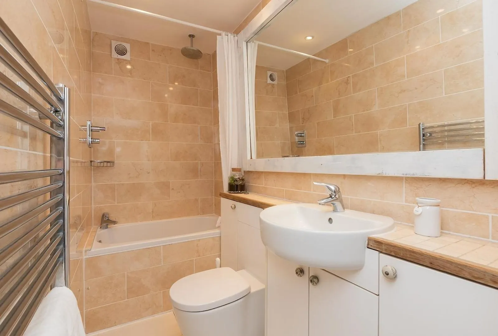 Pass The Keys Central Courtyard Apartment Bath