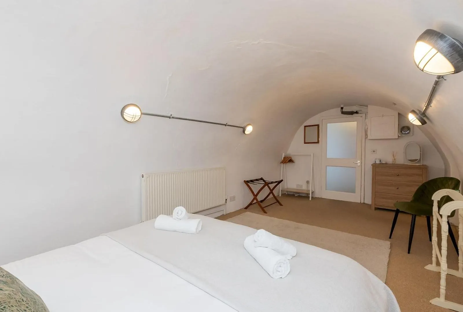 Pass The Keys Central Courtyard Apartment Bath 0*,  United Kingdom