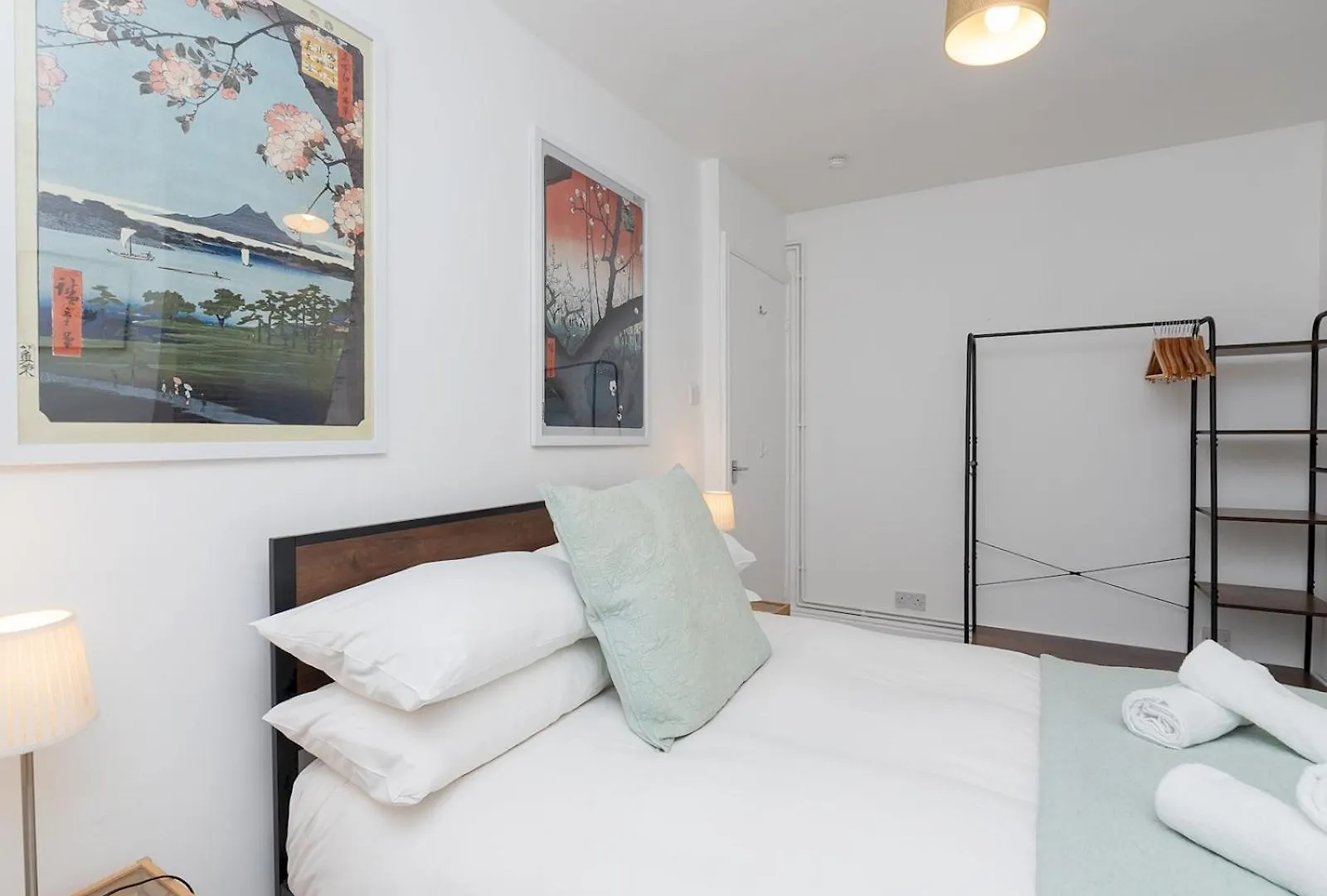 Pass The Keys Central Courtyard Apartment Bath